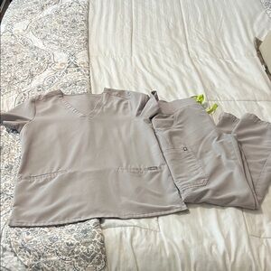 Figs Women's Scrub Set in Light Gray